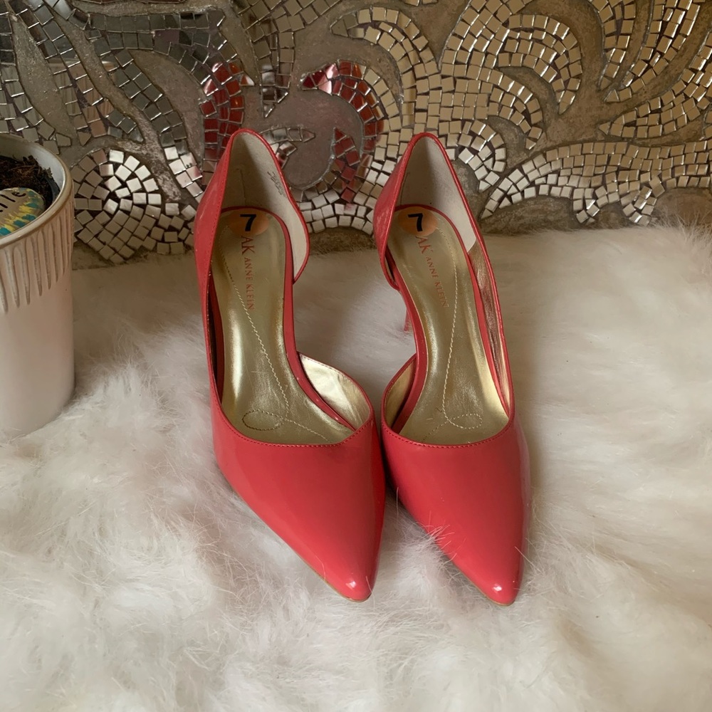 Gorgeous pointy heels.